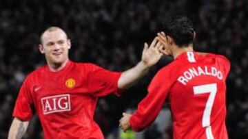 Rooney (de frente) saluda a Cristiano Ronaldo en un partido con el Manchester United.
