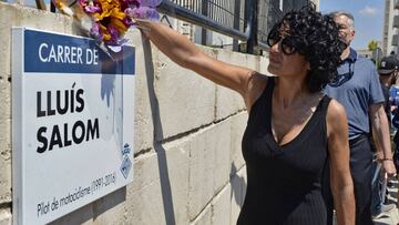 GRA152. PALMA DE MALLORCA, 01/06/2017.- La madre del piloto Lluís Salom, María Horrach, deja un ramo de flores sobre la placa de la calle inaugurada esta mañana en Palma de Mallorca en conmemoración al fallecido. EFE/Cati Cladera