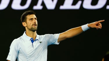 Novak Djokovic señala a su rival, Dino Prizmic, tras su duro debut en el Open de Australia 2024.