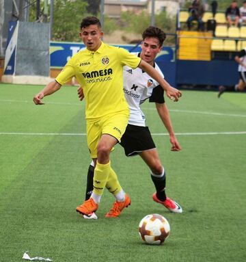 Llegó con 14 años a la cantera del Villarreal procedente de la Unión Deportiva Las Palmas. Debutó con el primer equipo del Villarreal C. F. el 22 de octubre  de 2020.