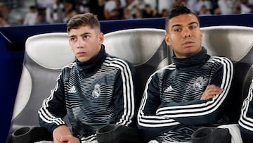 Valverde y Casemiro, en el banquillo del Real Madrid en la final del Mundial de Clubes 2018. El brasile&ntilde;o estaba entonces reci&eacute;n salido de una lesi&oacute;n.