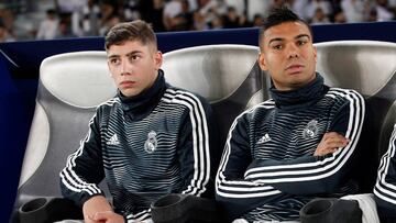 Valverde y Casemiro, en el banquillo del Real Madrid en la final del Mundial de Clubes 2018. El brasileño estaba entonces recién salido de una lesión.