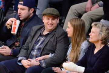 Jonah Hill y Isabelle McNally durante el partido entre Chicago Bulls y Los Angeles Lakers en Staples Center.