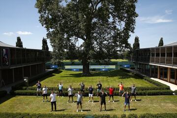 De izquierda a derecha y de delante a atrás: Jack Draper, Kyle Edmund, Jamie Murray, Neal Skupski, Liam Broady, Cameron Norrie, Andy Murray, Dan Evans, Lloyd Glasspool, Dominic Inglot, Jay Clarke, Joe Salisbury, James Ward y Jonny O’Mara, en una imagen grupal antes de la Batalla de los Británicos, en el Centro Nacional de Tenis de Londres.