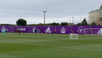 La mitad de la plantilla del Real Valladolid realizó la primera sesión de entrenamiento de la semana.