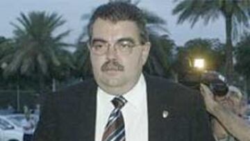 <b>ENFADO.</B> El Valencia suma nueve partidos consecutivos sin ganar y su presidente ya ha mostrado su malestar.