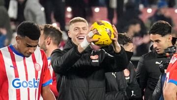 GIRONA, 21/01/2024.- El delantero ucraniano del Girona Artem Dovbyk (c) se lleva el balón tras su 'hat-trick' o triplete ante el Sevilla durante el partido correspondiente a la jornada 21 de LaLiga que enfrenta este domingo al Girona y al Sevilla en el estadio de Montilivi. EFE/ David Borrat.