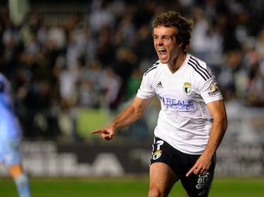 El delantero del equipo de El Plantío se ha especializado en hacerse indetectable en el área rival. El segundo gol de su equipo es toda una lección de colocación de Artola.