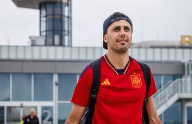 Rodrigo Hernández, MVP de la final de la Nations League, a su llegada al aeropuerto de Barajas.
