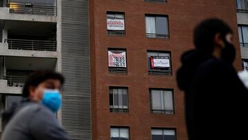 05  de Abril de 2020/SANTIAGO
Personas pasan frente a un edificio con departamentos en arriendo y en venta en la comuna de Las Condes, durante la pandemia por Covid-19
FOTO:MARIO DAVILA/AGENCIAUNO