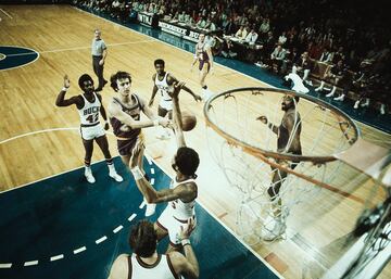 En la temporada 1971-72 fue muy reconocida su aportación cuando batieron el récord de victorias consecutivas, con 33, ganando su primer campeonato y siendo Goodrich su máximo anotador. Fue 5 veces Elegido para el All-Star de la NBA y 1 vez Mejor Equipo de la NBA (1974).