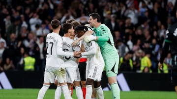 Los jugadores del Madrid celebran el golazo de Güler.