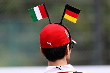 Fan de Ferrari con una gorra con las banderas de Italia por Ferrari y alemana por Sebastian Vettel.