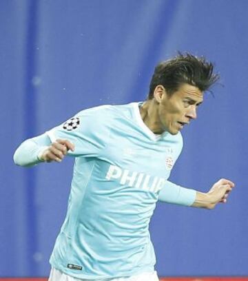 El defensa ahora milita en el PSV de Holanda, antes lo hizo en Pumas, AZ Alkmaar y Espanyol de Barcelona.