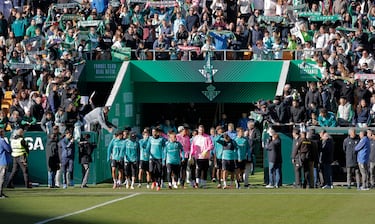 Aficionados béticos animan a su equipo durante el entrenamiento celebrado este sábado en el estadio de La Cartuja de cara al partido que disputarán mañana frente al Sevilla. 
