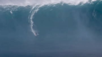 El surfista hawaiano Makua Rothman surfeando una ola que TMZ mide en 100 pies (30 metros) durante el gran s&aacute;bado -the big saturday- de olas gigantes que rompieron en Jaws (Pe&#039;ahi, Maui, Haw&aacute;i), lo que podr&iacute;a ser un r&eacute;cord 
