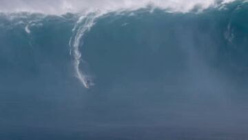 El surfista hawaiano Makua Rothman surfeando una ola que TMZ mide en 100 pies (30 metros) durante el gran sábado -the big saturday- de olas gigantes que rompieron en Jaws (Pe'ahi, Maui, Hawái), lo que podría ser un récord