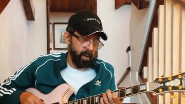 Juan Luis Guerra tocando la guitarra.