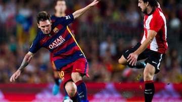 Messi pelea el control del balón con Benat Etxebarria del Atheltic Club Bilbao en el Camp Nou de Barcelona