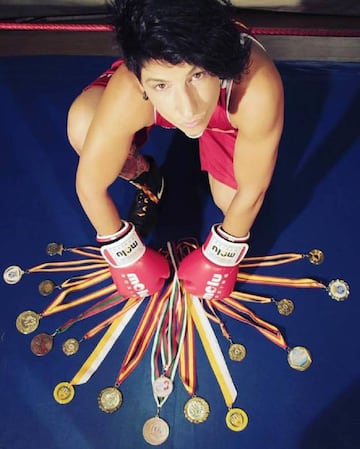 Miriam Gutiérrez posa con las medallas ganadas durante su etapa como boxeadora amateur.