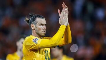 ROTTERDAM - Gareth Bale of Wales thanks the crowd during the UEFA Nations League match between the Netherlands and Wales at Feyenoord stadium on June 14, 2022 in Rotterdam, Netherlands.