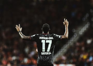 Atl¨¦tico de Madrid 1-2 Bayer Leverkusen | Otro error defensivo del Atl¨¦tico permiti¨® al Bayer atacar con todo a favor. Rob¨® Amiri y asisti¨® a Hudson-Odoi dentro del ¨¢rea, que defini¨® a la perfecci¨®n ante Oblak.