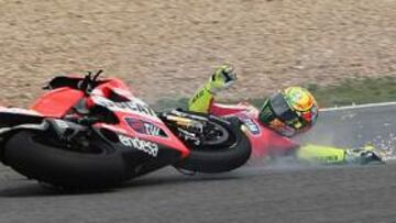 <b>PRIMERA CAÍDA DE ROJO. </b>Valentino no tuvo un buen día. Quedó duodécimo y se fue al suelo en Jerez.