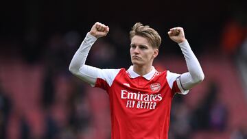 Martin Odegaard, jugador del Arsenal, celebra una victoria.