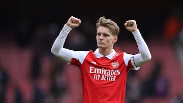 Martin Odegaard, jugador del Arsenal, celebra una victoria.