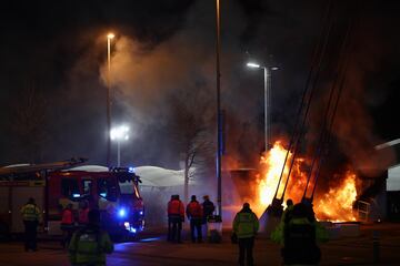 Los bomberos apagan el fuego en un local de venta de merchandising antes del partido entre el Manchester City y el Brujas.