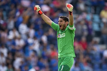 El ídolo actual de la Máquina con más de 300 juegos y el gafete de capitán en su brazo. Es quizá el jugador que más siente la playera, misma que no ha abandonado desde su arribo en 2009.