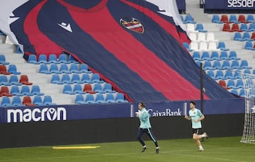 11/03/21 LEVANTE UD  ESTADIO CIUDAD DE VALENCIA ENTRENAMIENTO  CAMPAÑA MELERO