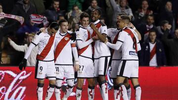 Comesa&ntilde;a celebra su primer gol en Primera con sus compa&ntilde;eros.