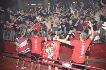 Jugadores y aficionados del Almerí­a celebran en el estadio de los Juegos Mediterráneos el ascenso a Primera División.