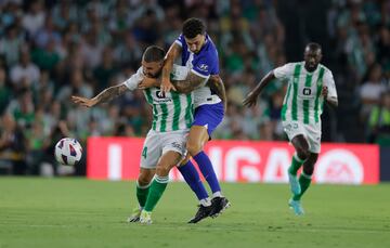 Aitor Ruibal y Mario Hermos pugnan por un balón dividido.