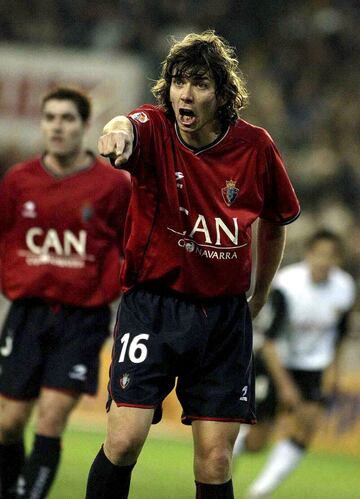 Defendió la camiseta del Osasuna durante tres temporadas desde 2002 hasta 2005. Jugó con el Real Madrid la temporada 2005-06.
 