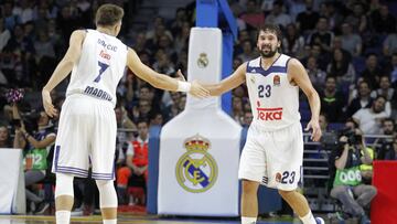 Luka Doncic choca la mano con Sergio Llull durante un partido del Real Madrid de la Euroliga.