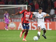 Independiente Medellin's forward #20 John Montano (L) and Liverpool's midfielder #20 Martin Rabunal fight for the ball during the Copa Libertadores phase two second-leg football match between Colombia's Independiente Medellin and Uruguay's Liverpool at the Atanasio Girardot Stadium in Medellin, Colombia, on February 24, 2026. (Photo by Jaime SALDARRIAGA / AFP)