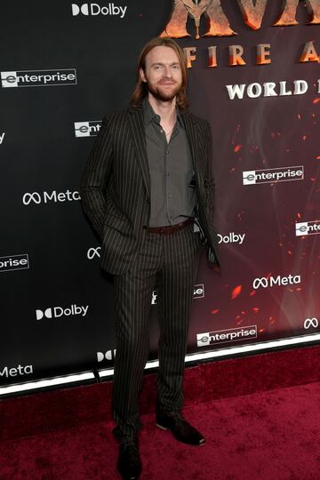 Finneas O'Connell posa en la alfombra roja del estreno de la película 'Avatar: Fire and Ash' en Los Ángeles.
