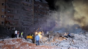 People inspect damage at the site of an Israeli strike, amid ongoing hostilities between Hezbollah and Israeli forces, in Beirut's southern suburbs, Lebanon September 27, 2024. REUTERS/Mohamed Azakir