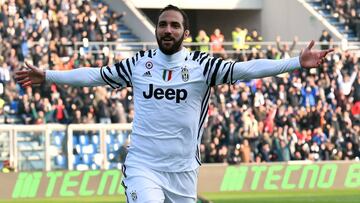 Higua&iacute;n celebra su gol. 