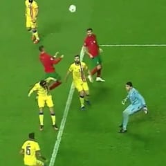 Cada vez que hace estas cosas conviene recordar que tiene 35 años: fíjense en la cabeza de Cristiano en la repetición