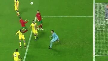 Cada vez que hace estas cosas conviene recordar que tiene 35 años: fíjense en la cabeza de Cristiano en la repetición