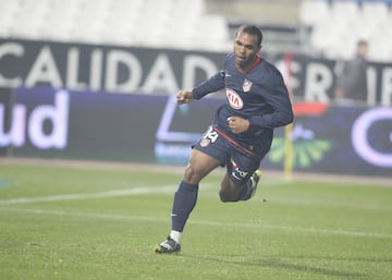 Nacido en Saint-Pierre. El 3 de julio de 2008 Sinama firmó por 4 temporadas con el Atlético de Madrid tras jugar en el Recreativo de Huelva. 