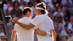 Stefanos Tsitsipas saluda y consuela a Andy Murray tras ganarle en Wimbledon.