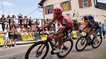 Rigoberto Urán durante una etapa del Tour de Francia 2023.