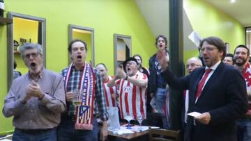 Varios integrantes de la Peña del Atlético en Bruselas que vestirá al Mannken Pis del rojiblanco en octubre.