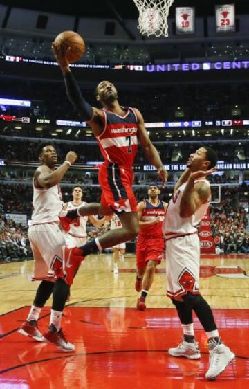 John Wall lanza ante la marca de Jimmy Butler y Derrick Rose.