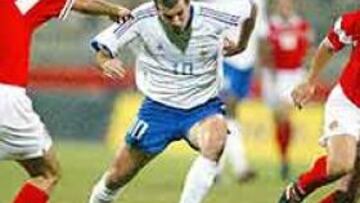 <b>ZIZOU CON LOS NIÑOS</b>. Aparte de demostrar su calidad en los terrenos de juego y después de haber jugado ayer contra Malta, Zidane también tiene tiempo de estar con los niños afectados de leucodistrofia, enfermedad que destruye el sistema nervioso: Todo un detalle.