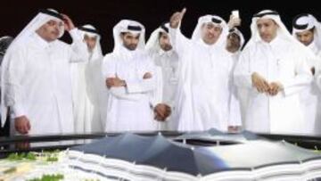 LISTOS. El Emir de Qatar, Hamad bin Jalifa Al Thani, (el tercero por la izquierda) observa la maqueta del estadio de Doha.